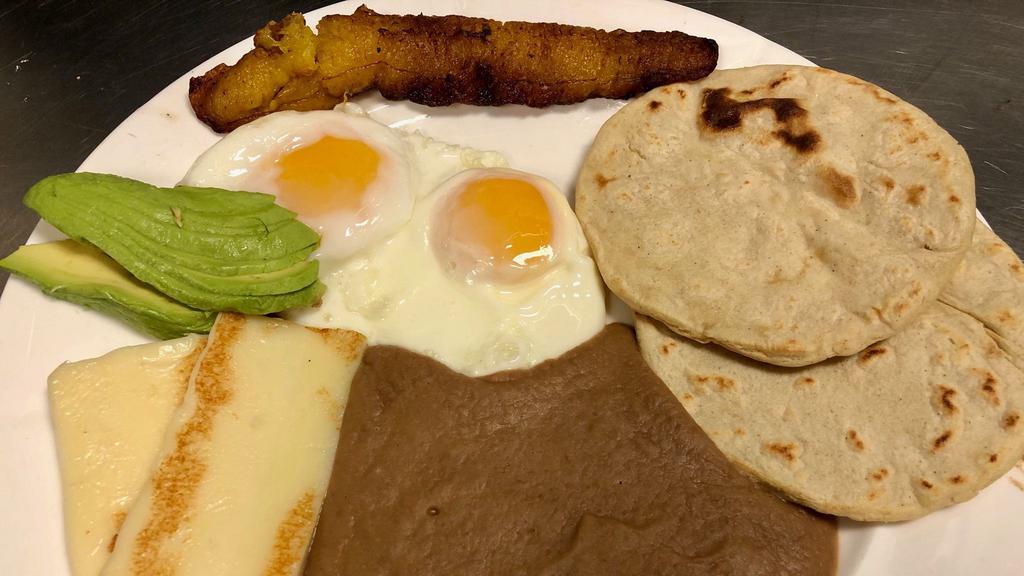 Desayuno Centroamericano / Central American Breakfast · Huevos, frijol frito, maduro, tortillas, queso, crema y aguacate. / Eggs, fried beans, sweet plantain, tortillas, cheese, cream and avocado