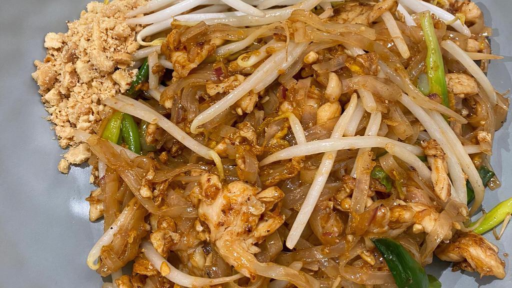 Lunch Pad Thai Noodle (Gf) · Rice noodles, peanut, beansprout, scallion, red onion and egg.