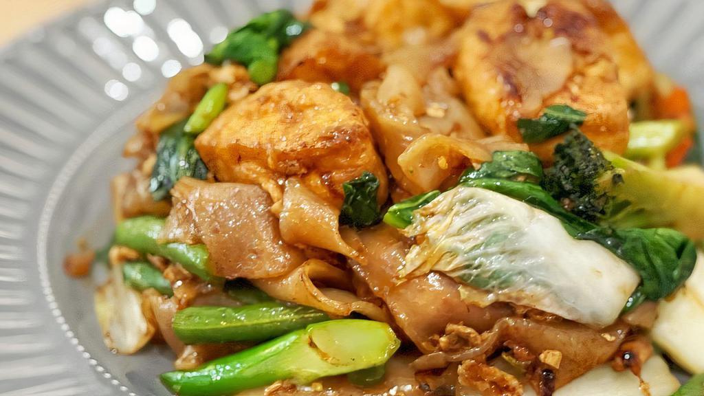 Pad Se-Ew · Broad noodles, Chinese broccoli and egg with thick soy sauce.