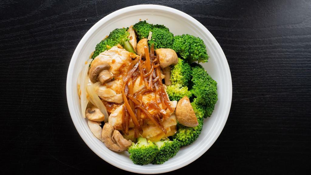 Pad Khing (Ginger)(V) · Broccoli, onion, mushroom and shredded ginger served with jasmine rice.