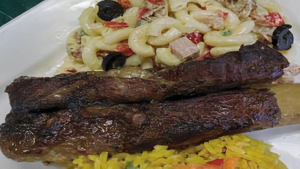 Costillas De Res Al Horno O Asadas Con Papas Majadas O Arroz / Vegetales Asados  · Baked or roasted beef ribs with mashed potatoes or roasted rice / vegetables