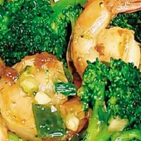 Camarones Con Brócoli Con Papa De La Casa Y Ensalada · Shrimp with broccoli with potato house and salad