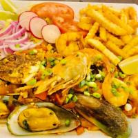Mariscada Puerto Barrios · Mojarra frita con camarones salteados y almejas. Servidos con arroz, frijoles y ensalada. / ...