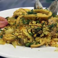 Arroz Marinero · Combinación de mariscos y arroz, con maduro o aguacate. / Combination of seafood and rice w/...