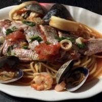 Pasta Marinera · en Salsa Roja o Blanca. Combinación de Mariscos con tallarin. / Combination of seafood with ...