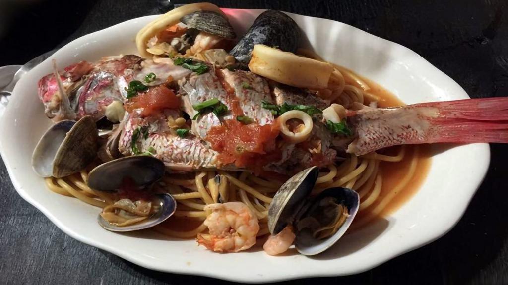 Pasta Marinera · en Salsa Roja o Blanca. Combinación de Mariscos con tallarin. / Combination of seafood with spaghetti (red or white sauce).