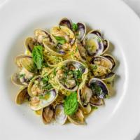Linguini Alla Vongole · Sauteed vanilla clams in a white sauce with
fresh parsley, garlic