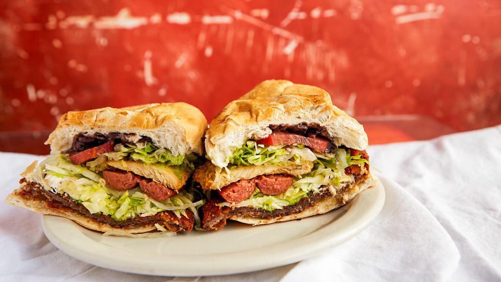 Torta · Mexican Sandwich
Toppings:lettuce tomato,onions, avocado, jalapeno,
beans,mayonesse,cheese