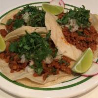 (3) Tacos Americanos · 3 tacos en tortilla de maiz con lechuga, tomate, queso cotija y crema