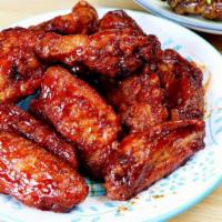 Buffalo Wings · You can choose if you want spicy or BBQ Wings.
10 pcs