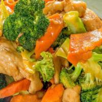 Chicken With Broccoli / 芥兰鸡 · Served with white rice.