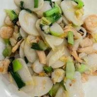 Fried Rice Cake W. Seafood 海鲜炒年糕 · Ingredients: shrimp, squid, rice cake, cabbage, scallion, onion