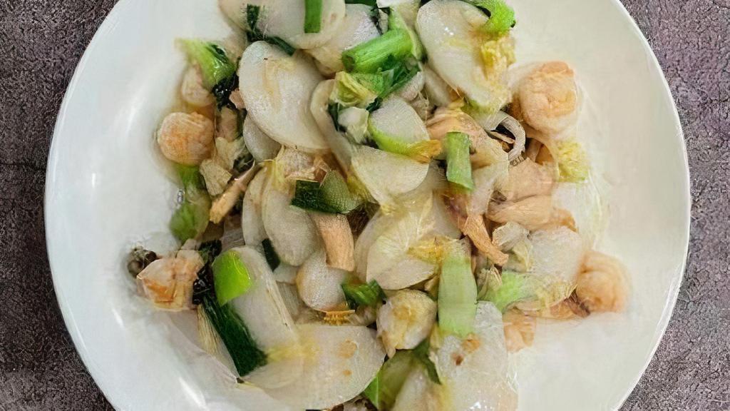 Fried Rice Cake W. Seafood 海鲜炒年糕 · Ingredients: shrimp, squid, rice cake, cabbage, scallion, onion