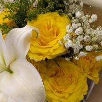 6 Rose 1 Lilie Bouquet · 6  roses w 1 white lilie bouquet