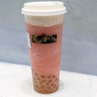 Foam Strawberry Tea / 芝士草莓茶 · Made with fresh strawberry.  / 采用新鲜的草莓.