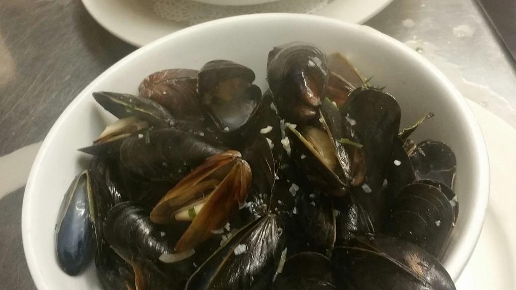 Steamed Pei Mussels · Mariniere w/French Fries.