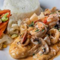 Filete De Pescado Ofelia · Fresh fish fillet with shrimp, calamari, mushrooms in a lobster cream sauce / Con camarones,...