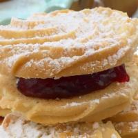 Raspberry Buttah Swirl Cookie · Two vanilla buttah swirl cookies sandwiched between thick raspberry jam.

1 cookie.