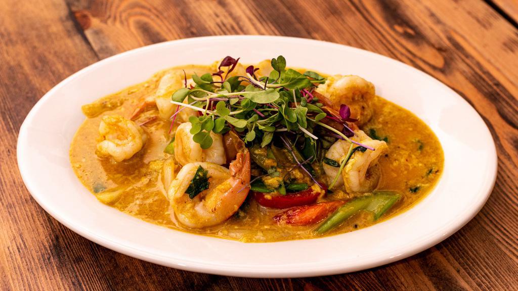 Goong Karee (Curry Powder) · Shrimp, egg, onion, celery, bell peppers and curry powder.