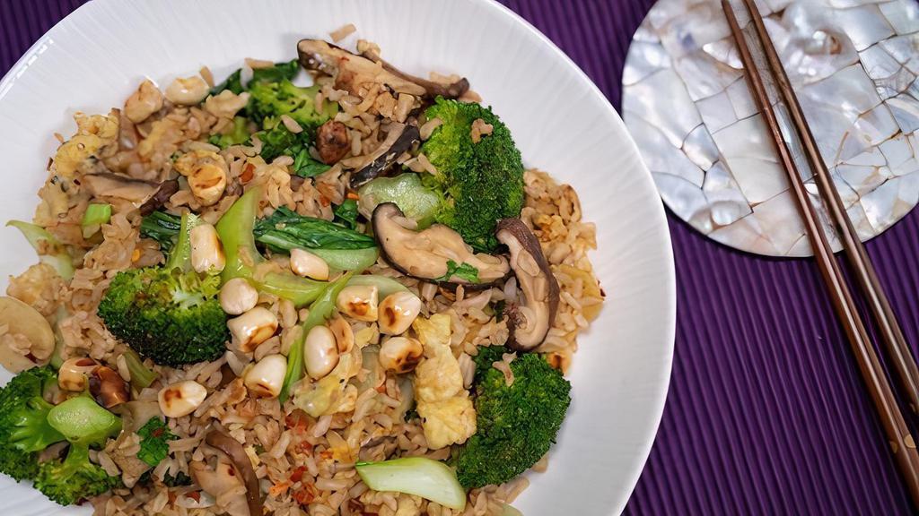 Small Vegetable Fried Rice 菜饭小 · Broccoli, onions, carrots, peas and Chinese vegetable.