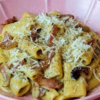 Rigatoni Carbonara · Pasteurized Egg Yolk, Guanciale Romano d.o.p., Pecorino Romano d.o.p., Black Pepper.