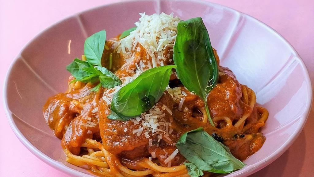 Meatballstars · Spaghetti, 2 Meatballs, marina sauce, Parmiggiano reggiano, Basil.