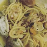 Spaghetti Vongole · Fresh little neck clams, fresh chopped clams, white wine, garlic & olive oil.