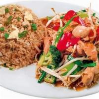 Combinado Chifa · Rice chaufa and Chinese noodles with beef, chicken, shrimp, and vegetables.