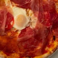 All 'Uovo · Tomato, mozzarella, prosciutto di Parma, sliced tomatoes & one egg.