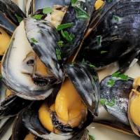 Zuppa Di Mussels Lunch · Served with marinara sauce or garlic-white wine and fresh herbs over linguine.