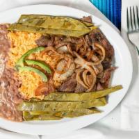 Bistec Con Cebolla Y Nopales · Steak and onions with cactus..