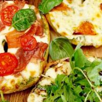 Bagel Pizza · Homemade herb pesto, Mozzarella Cheese, Cherry Tomato, Olive oil, balsamic Vinegar