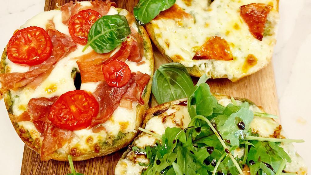 Bagel Pizza · Homemade herb pesto, Mozzarella Cheese, Cherry Tomato, Olive oil, balsamic Vinegar