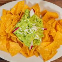 Guacamole Y Chips · Guacamole with chips.