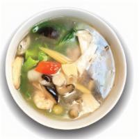 삼선탕 Samseontang · Mixed seafood and vegetable soup.