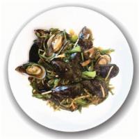 홍합 볶음 Stir-Fried Mussels · Stir-fried mussels in chili brown sauce.