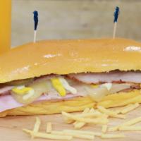 Sandwich Media Noche · Pan de media noche, jamón regular, jamón de pierna, queso suizo, pepinillo, mostaza, mayones...