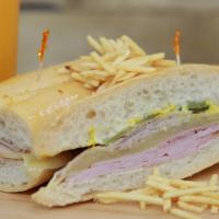 Sandwich Cubano Regular · Jamón regular, jamón pierna, queso suizo , pepinillo , mostaza, mayonesa y papitas fritas (P...