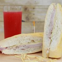 Sandwich De Pierna · Jamón de pierna, tomate y lechuga.