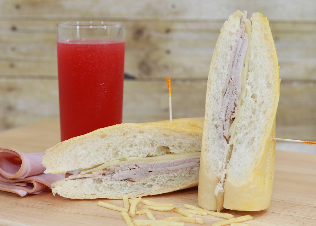 Sandwich De Pierna · Jamón de pierna, tomate y lechuga.
