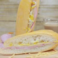Sandwich De Jamon Y Queso · Jamón , queso suizo , mayonesa y papitas fritas (Potato Stix)