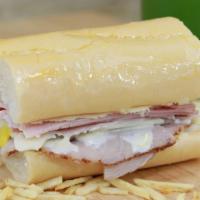 Mini Sandwich Cubano · Pan redondo , jamón regular, jamón pierna, queso suizo, pepinillo, mostaza, mayonesa y papit...