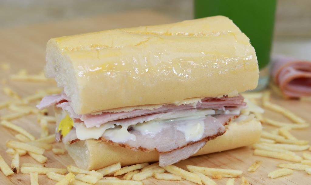 Mini Sandwich Cubano · Pan redondo , jamón regular, jamón pierna, queso suizo, pepinillo, mostaza, mayonesa y papitas fritas (Potato Stix)