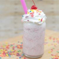Fruity Pebble Crunch · 3 bolas de helado vainilla , 1/4 leche,  1/3 pebble cereal , crema batida y pebble cereal.
