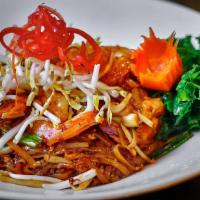 Pad Thai · Rice noodle, egg, tamarin sauce, fish sauce, scallion, bean sprout, peanut.