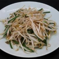 Nira Moyashi · Tossed chives and bean sprouts .