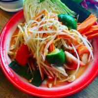 #E5 Tum Thai · Green papaya salad with crushed roasted peanuts