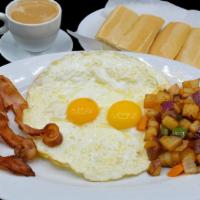 Con Tocino Revuelto O Frito · Fried or scrambled eggs with bacon, fries, toast, and coffee with milk.