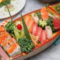 Sushi Platter · 7 pcs nigiri, 9 pcs sashimi, 1 cali roll & hiyashi wakame