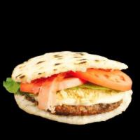 Hamburguesa De Arepa / Arepa Burger · Media libra de carne, arepa de queso, papitas trituradas, tocino, tomate, lechuga, salsa de ...